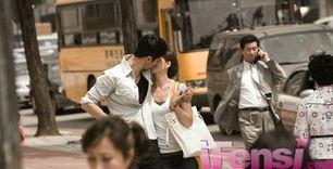 韩国明星激吻,甜蜜画面引网友热议