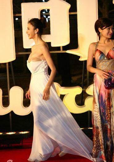 明星裙子滑落照片,明星红毯裙摆滑落瞬间